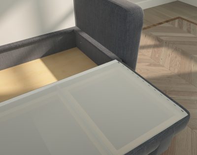 Ribaltando la seduta del divano (qui in versione bracciolo largo) si apre un ampio contenitore