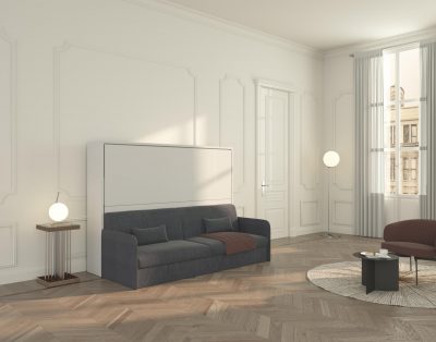 Un grande divano e un letto per due in un piccolo spazio