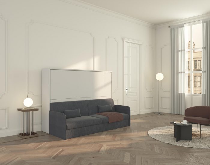 Un grande divano e un letto per due in un piccolo spazio