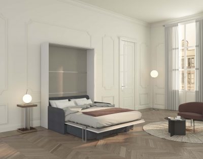 Il confortevole letto a scomparsa alla francese con materasso standard e coperte già pronte alla notte