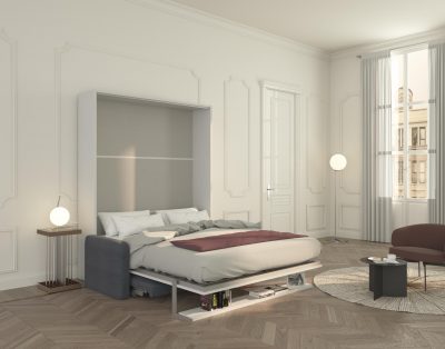 Il comodo letto a scomparsa matrimoniale si apre rapidamente e senza sforzo grazie al movimento automatico di divano e mensola