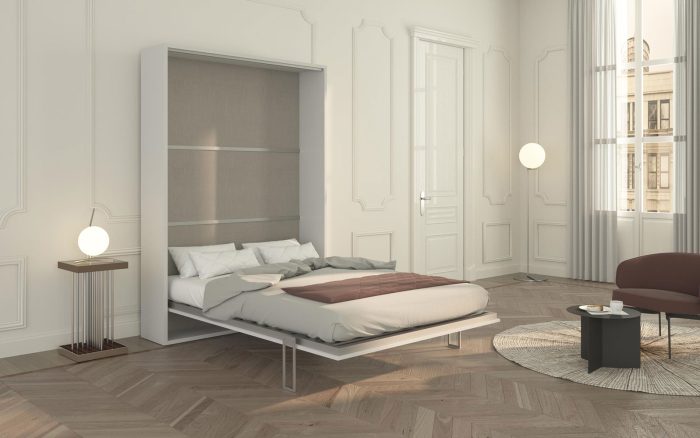 Mobile letto alla francese aperto con materasso alto e coperte già pronte