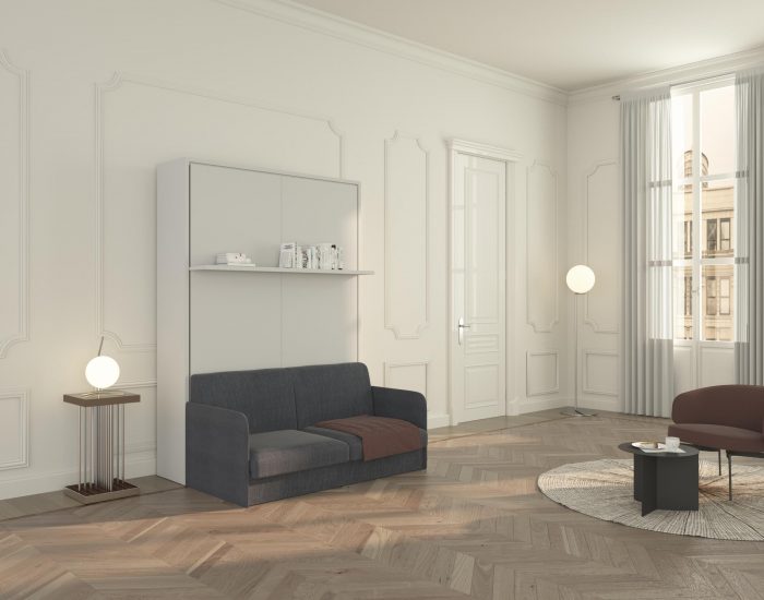 Un letto a scomparsa dalle linee moderne con divano e mensola, adatto a tutti i gusti di arredo