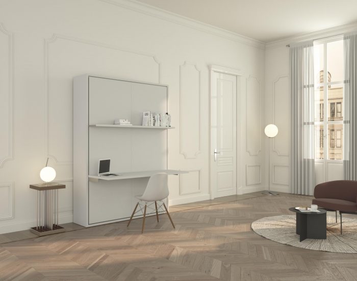 Un letto a scomparsa due piazze nascosto dietro una scrivania con ripiano