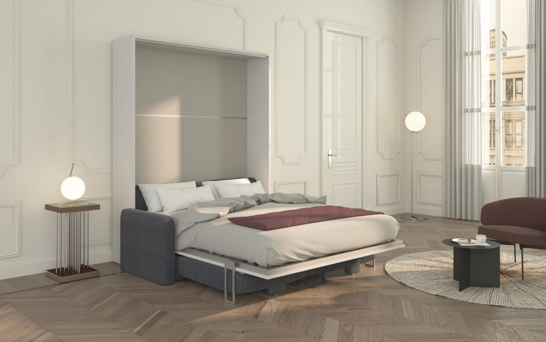 Letto Piuma Sofa 160 aperto e pronto per la notte con materasso e coperte.