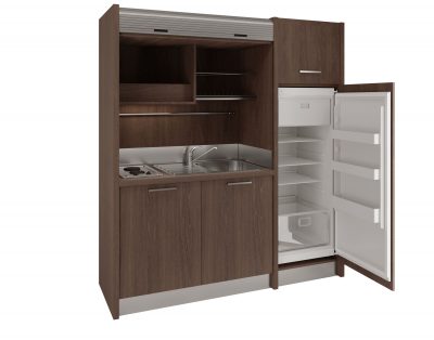 Ampia cucina monoblocco con chiusura a serranda e grande frigorifero a colonna