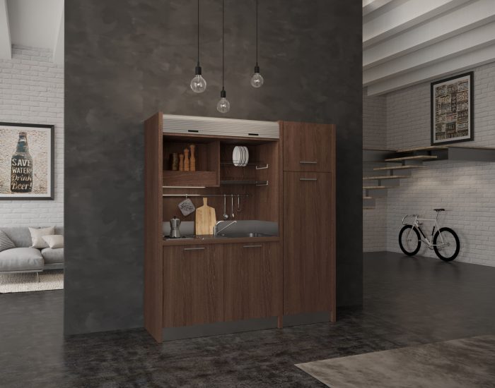 Tanto spazio di lavoro in questa cucina monoblocco con chiusura a serranda