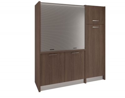 Una cucina monoblocco con chiusura a serranda e colonna frigo con dispensa