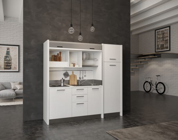 Una grande cucina monoblocco bianca 4 fuochi completa di tutto