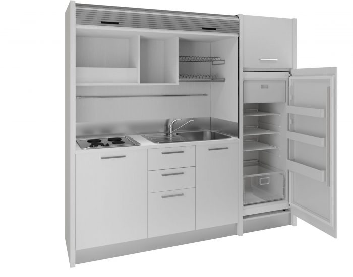 Una cucina monoblocco con ampio spazio di lavoro e grande frigo a colonna