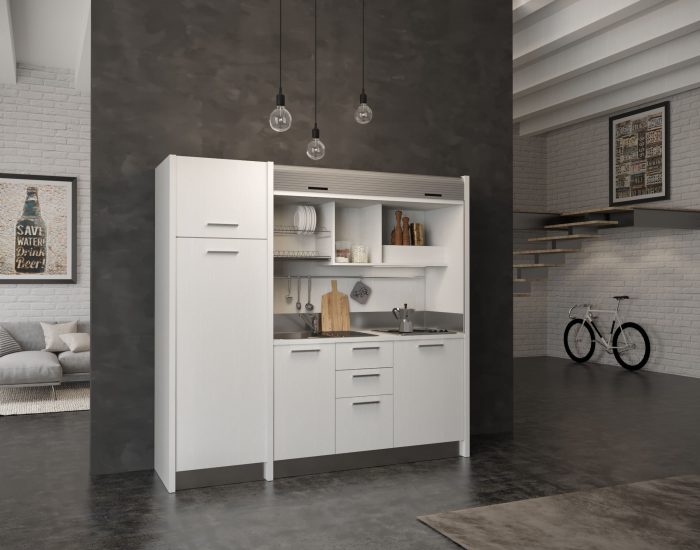 Una cucina monoblocco completa con grande frigorifero, richiudibile con serrandina