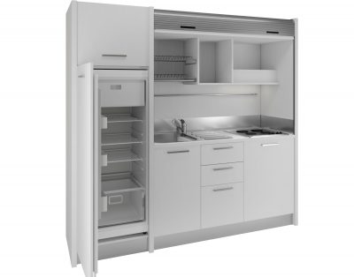 Un grande frigo a colonna rende questa cucina monoblocco una vera cucina