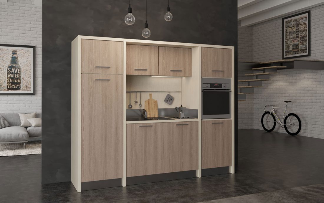 Grande cucina monoblocco a vista con forno elettrico e congelatore