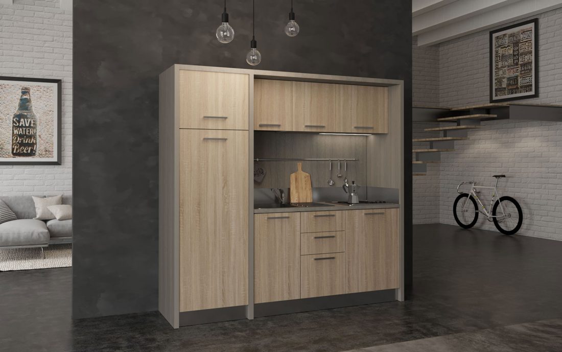 Cucina monoblocco con grande frigo a colonna e piano cottura elettrico 4 fuochi