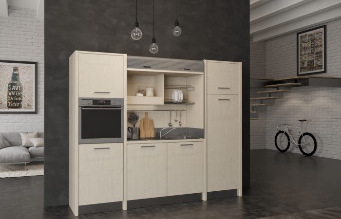 Una cucina a scomparsa completa di forno e grande frigo in poco pù di 250 centimetri di larghezza