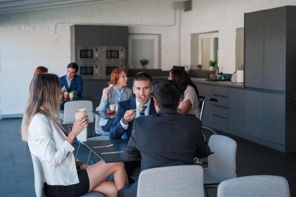 Consigli per arredare area relax ufficio