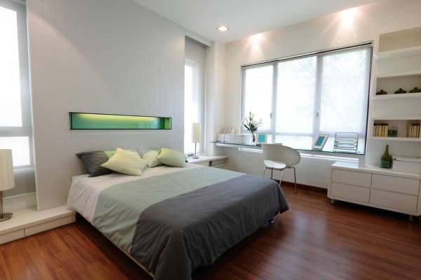 Usare le mensole come comodini per creare più spazio